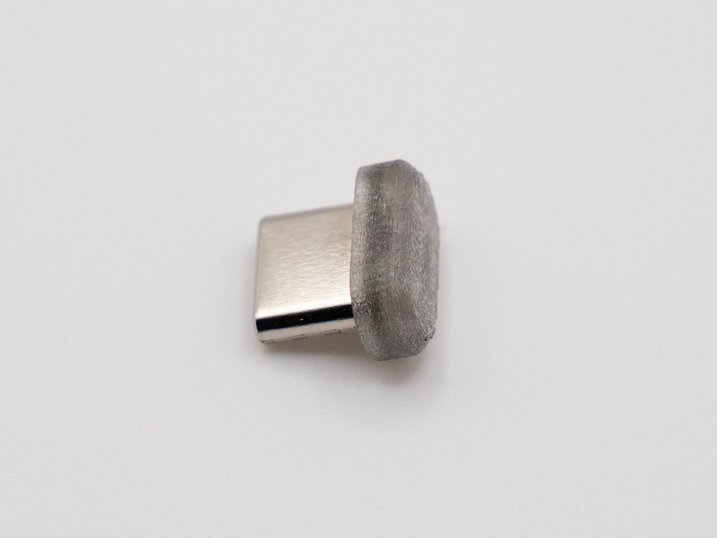 Side profile of SidePulse Dot, showing how little sits outside the port